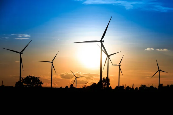 Gün batımında rüzgar türbinleri silueti