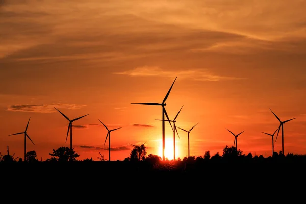 Turbine eoliche sagoma al tramonto — Foto Stock
