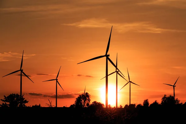 Silhueta de turbinas eólicas ao pôr-do-sol — Fotografia de Stock