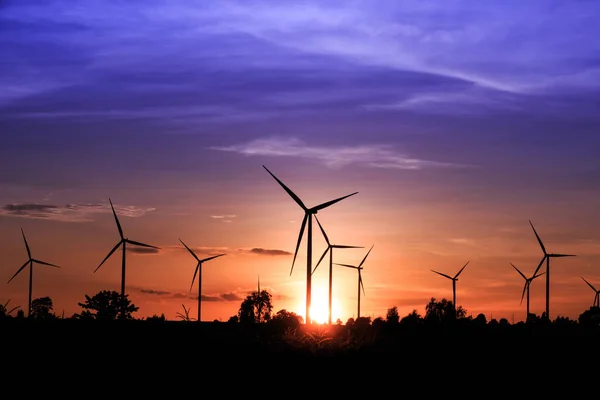 Turbine eoliche sagoma al tramonto — Foto Stock