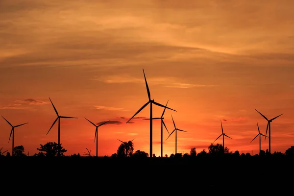 Turbine eoliche sagoma al tramonto — Foto Stock