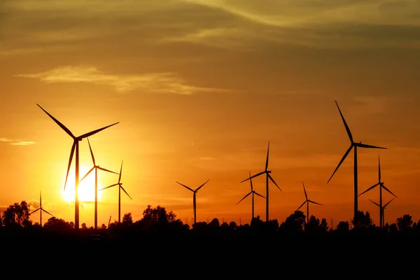 Silhueta de turbinas eólicas ao pôr-do-sol — Fotografia de Stock