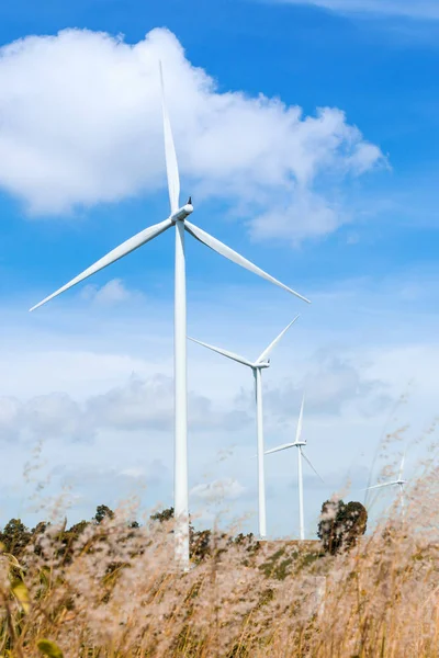 Turbine eoliche che generano elettricità — Foto Stock