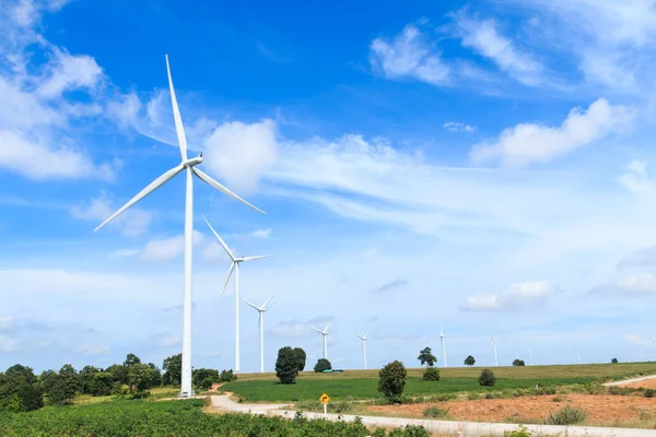Вітрові турбіни, що виробляють електроенергію — стокове фото