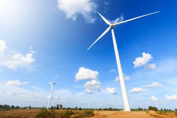 A szél szélerőművekben villamos — Stock Fotó