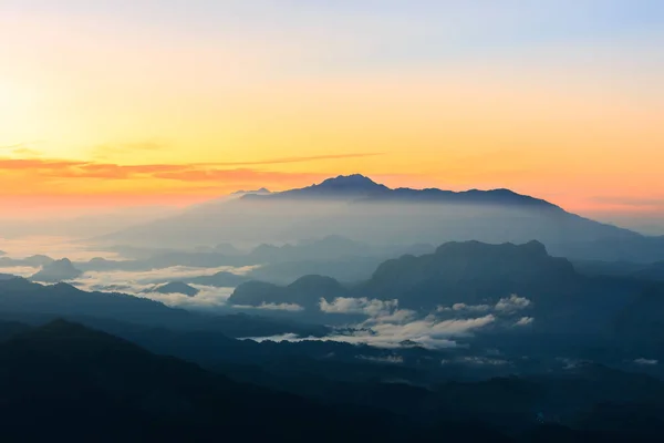Τοπίο φωτογραφία, μπλε βουνό σιλουέτα Ανατολή ηλίου Royalty Free Εικόνες Αρχείου