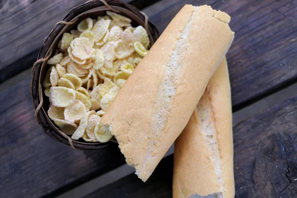 Baka bröd på ett träbord cornflakes, — Stockfoto
