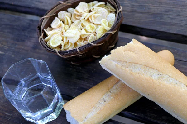 Pieczenia chleba na drewnianym stole płatki kukurydziane, — Zdjęcie stockowe