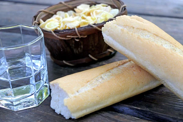 Ψήσιμο ψωμιού σε ένα ξύλινο τραπέζι κορν φλέικς, — Φωτογραφία Αρχείου