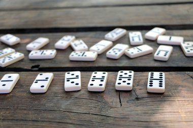 bir tablo üzerinde Domino doğada maçtan sonra dağılmış.