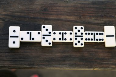 Açık havada oynadıktan sonra masaya Domino dağınık