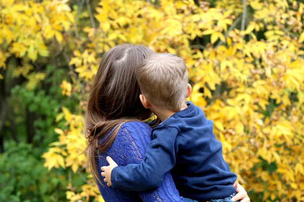 Mãe mantém filho — Fotografia de Stock