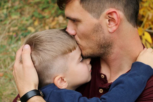 Padre sostiene a su hijo en sus brazos, abrazó a su hijo —  Fotos de Stock