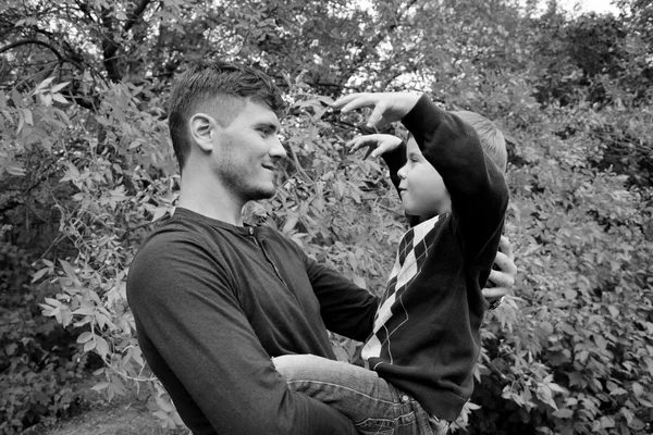 Father holds his cute son in his arms, — Stock Photo, Image