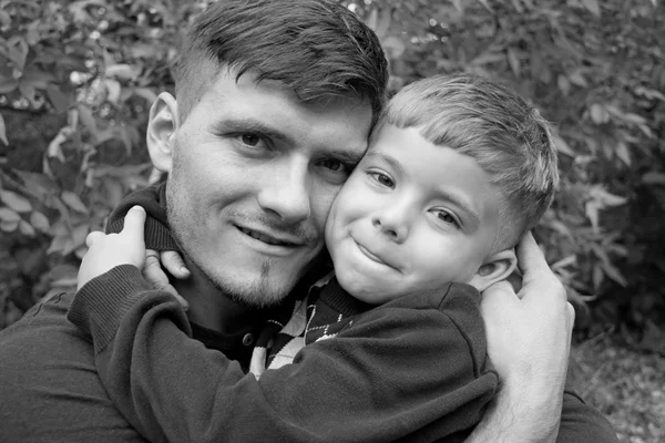 Padre sostiene a su hijo en sus brazos, al aire libre —  Fotos de Stock