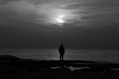 zaman taşlar üzerinde iplik üzerinde güneş alıcı deniz balık balıkçı