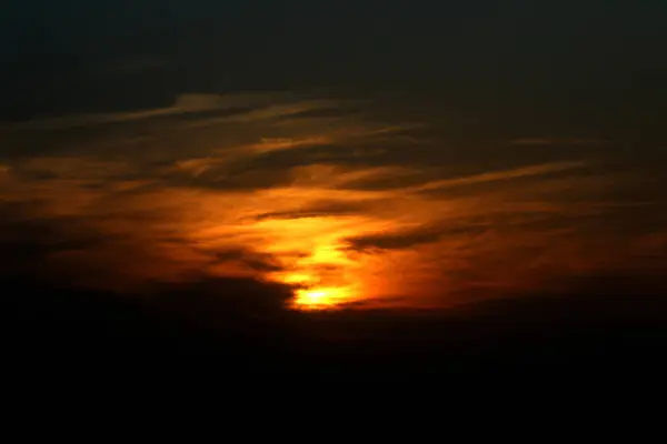 冬は、曇り空の赤の夕日 — ストック写真