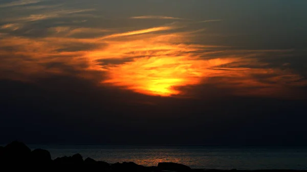 Coucher de soleil en hiver, ciel nuageux rouge — Photo