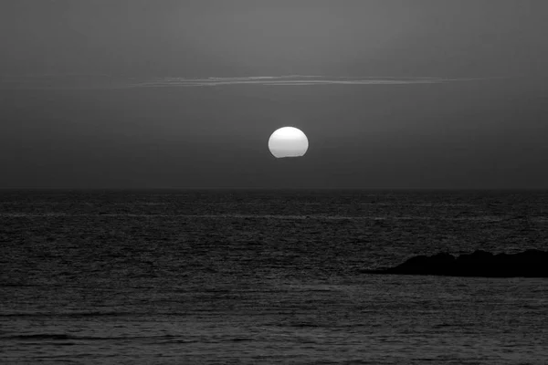 Zonsondergang in de winter, bewolkte hemel rode zee — Stockfoto