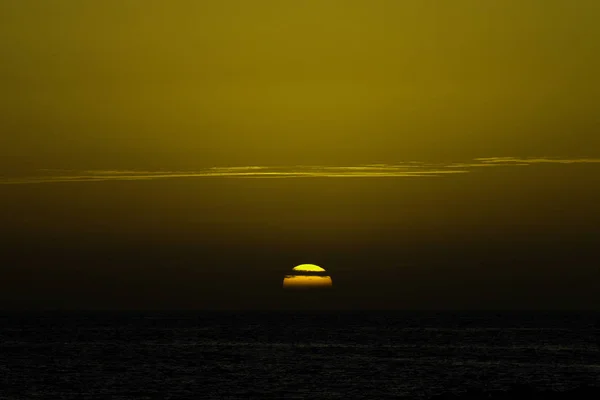 冬、曇り空、赤い海の夕日 — ストック写真
