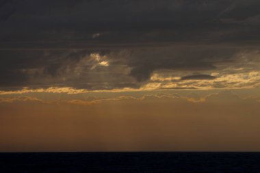 Kış, bulutlu gökyüzü, bulutlar deniz güneş ray büyülü gün batımı