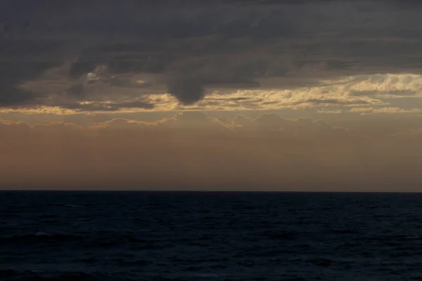 Günbatımı iyi sıcak hava gün, bulutlu gökyüzü, bulutlar deniz güneş ray — Stok fotoğraf