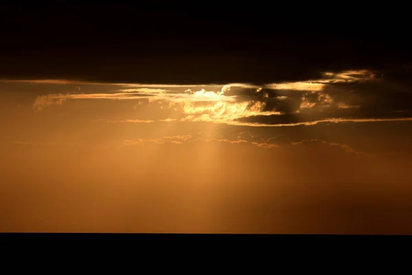 冬、曇り空、雲の海で太陽光線の夕日 — ストック写真