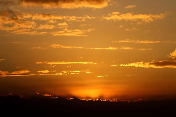 Sonnenuntergang im Winter, bewölkter Himmel, Sonnenstrahl im Wolkenmeer — Stockfoto