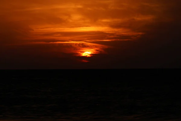 Coucher de soleil en hiver, ciel nuageux, rayon de soleil dans la mer des nuages — Photo