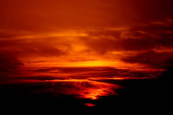 冬、曇り空、雲の海で太陽光線の夕日 — ストック写真