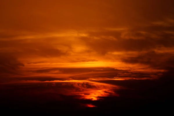 Sunset in winter, cloudy sky, sun ray in the sea of clouds — Stock Photo, Image