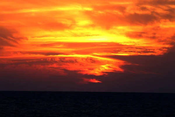 Ηλιοβασίλεμα στο χειμώνα, συννεφιασμένος ουρανός, ήλιος ray στη θάλασσα των νεφών — Φωτογραφία Αρχείου