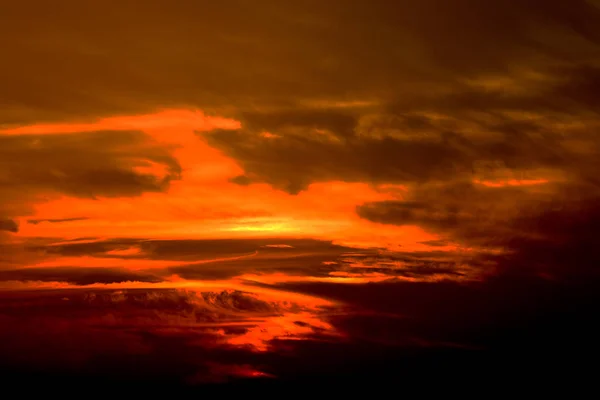 Coucher de soleil en hiver, ciel nuageux, rayon de soleil dans la mer des nuages — Photo