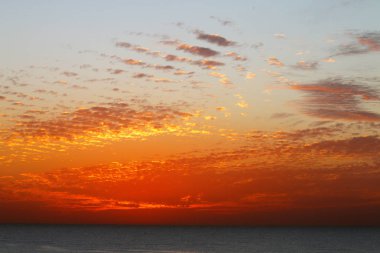 Kış, bulutlu gökyüzü, bulutlar deniz güneş ray büyülü gün batımı