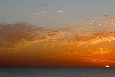 Kış, bulutlu gökyüzü, bulutlar deniz güneş ray büyülü gün batımı