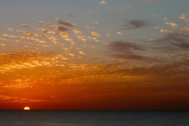 Kış, bulutlu gökyüzü, bulutlar deniz güneş ray büyülü gün batımı