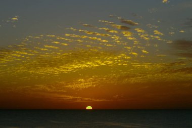 Kış, bulutlu gökyüzü, bulutlar deniz güneş ray büyülü gün batımı