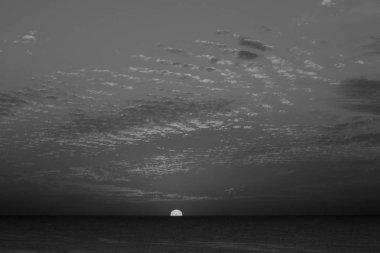 Gökyüzü, kış, bulutlu gökyüzü, bulutlar deniz güneş ray sıradışı güzel gün batımı büyülü siyah beyaz adımları