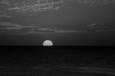 Gökyüzü, kış, bulutlu gökyüzü, bulutlar deniz güneş ray sıradışı güzel gün batımı büyülü siyah beyaz adımları