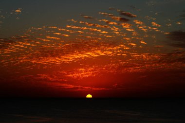 Kış, bulutlu gökyüzü, bulutlar deniz güneş ray büyülü gün batımı