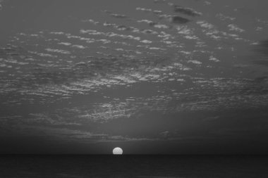 Gökyüzü, kış, bulutlu gökyüzü, bulutlar deniz güneş ray sıradışı güzel gün batımı büyülü siyah beyaz adımları