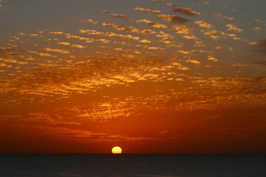 Gökyüzünde, kış, bulutlu gökyüzü, bulutlar deniz güneş ray günbatımı büyülü çok güzel adımları