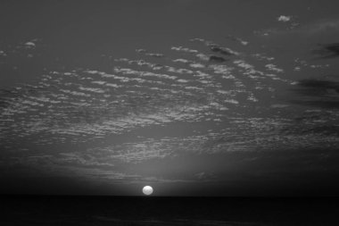 Gökyüzü, kış, bulutlu gökyüzü, bulutlar deniz güneş ray sıradışı güzel gün batımı büyülü siyah beyaz adımları