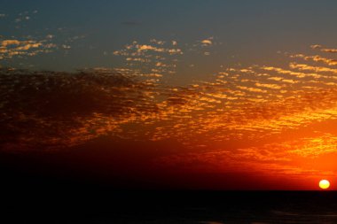 Gökyüzünde, kış, bulutlu gökyüzü, bulutlar deniz güneş ray günbatımı büyülü çok güzel adımları