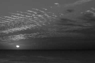 Gökyüzü, kış, bulutlu gökyüzü, bulutlar deniz güneş ray sıradışı güzel gün batımı büyülü siyah beyaz adımları