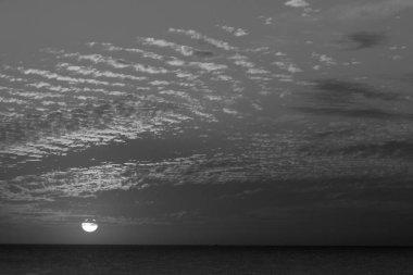 Gökyüzü, kış, bulutlu gökyüzü, bulutlar deniz güneş ray sıradışı güzel gün batımı büyülü siyah beyaz adımları