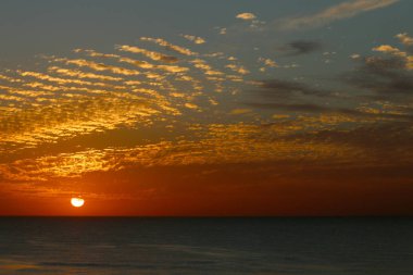Gökyüzünde, kış, bulutlu gökyüzü, bulutlar deniz güneş ray günbatımı büyülü çok güzel adımları