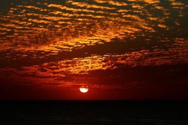 Gökyüzünde, kış, bulutlu gökyüzü, bulutlar deniz güneş ray günbatımı büyülü çok güzel adımları
