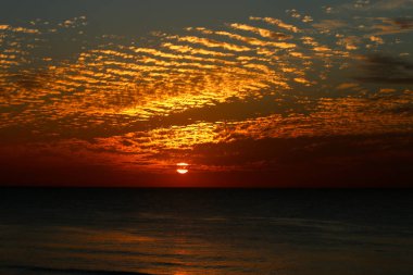 Gökyüzünde, kış, bulutlu gökyüzü, bulutlar deniz güneş ray günbatımı büyülü çok güzel adımları