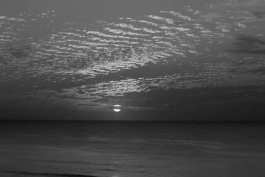 Gökyüzü, kış, bulutlu gökyüzü, bulutlar deniz güneş ray sıradışı güzel gün batımı büyülü siyah beyaz adımları